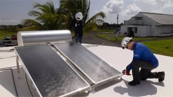 Instalación de un calentador solar de agua en el techo de una casa
