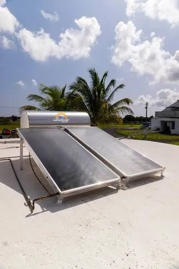 Calentador solar de agua instalado en el techo de una residencia en Puerto Rico