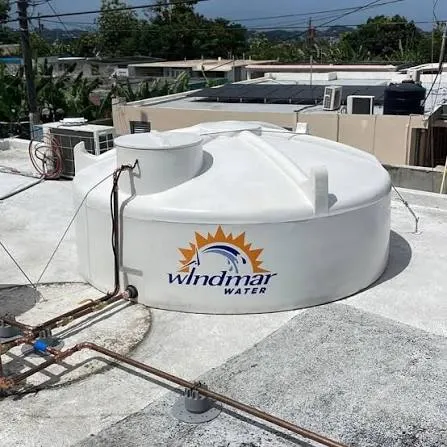 Cisterna de agua instalada junto a una residencia en Puerto Rico