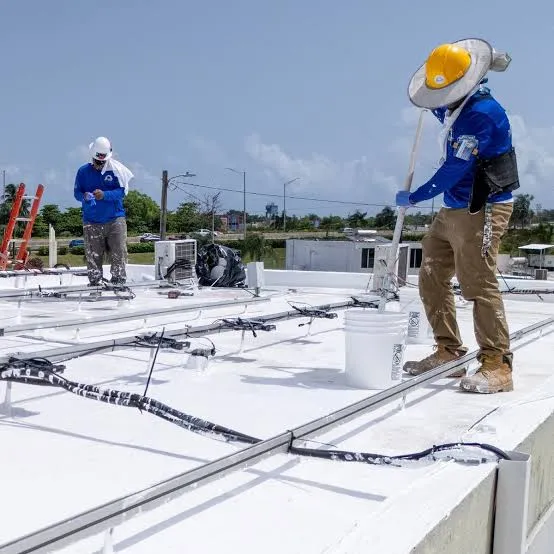 Techo de hormigón de una residencia en Puerto Rico durante trabajos de sellado